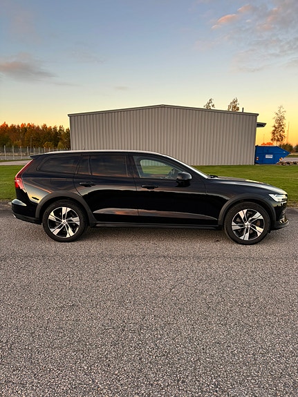 Volvo V60 Cross Country 3 of 6