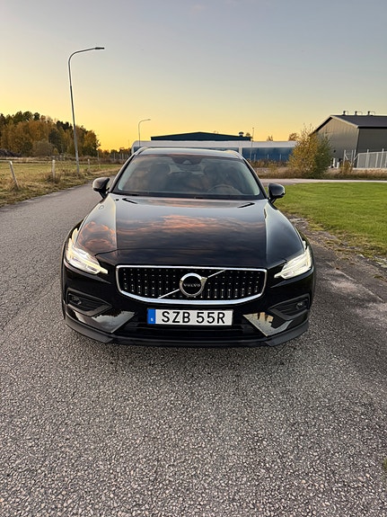Volvo V60 Cross Country 2 of 6