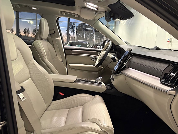 Volvo XC90 14 of 26