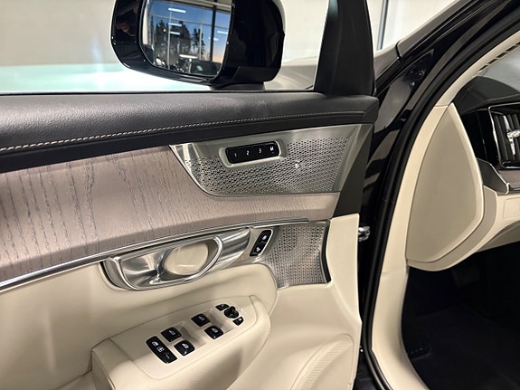 Volvo XC90 10 of 26