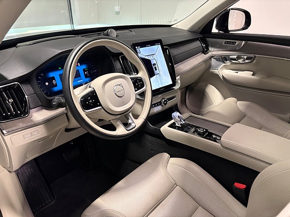 Volvo XC90 8 of 26