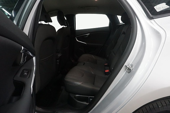 Volvo V40 Cross Country 8 of 25