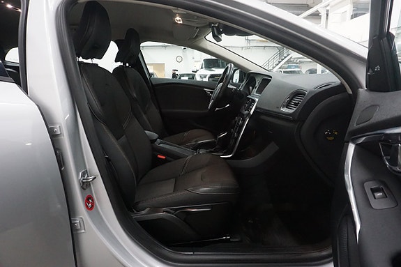 Volvo V40 Cross Country 11 of 25