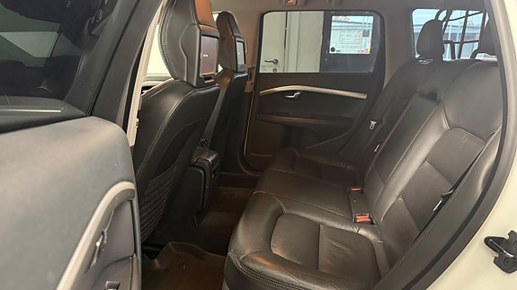 Volvo XC70 12 of 26