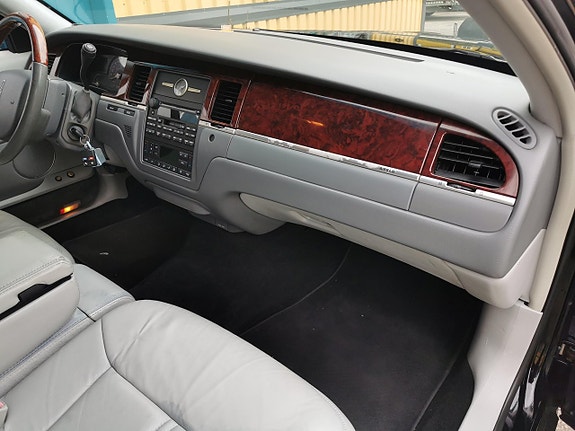 Lincoln Town Car 6 of 10