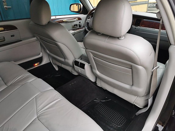 Lincoln Town Car 9 of 10