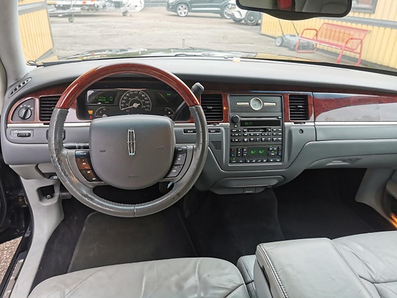 Lincoln Town Car 3 of 10