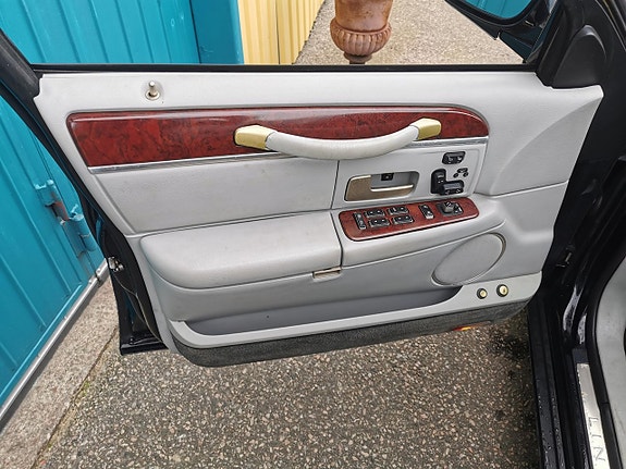 Lincoln Town Car 8 of 10