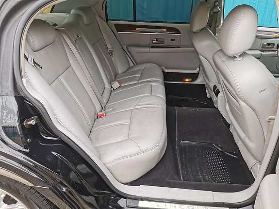 Lincoln Town Car 4 of 10