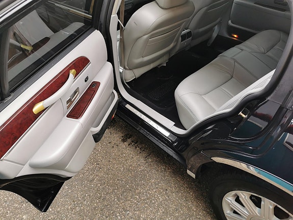 Lincoln Town Car 7 of 10