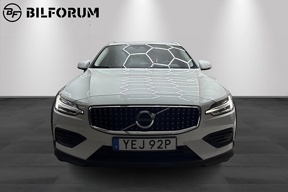 Volvo V60 Cross Country 3 of 15