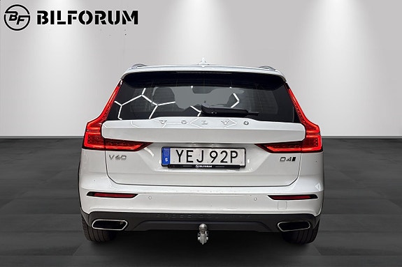 Volvo V60 Cross Country 5 of 15