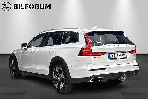 Volvo V60 Cross Country 4 of 15