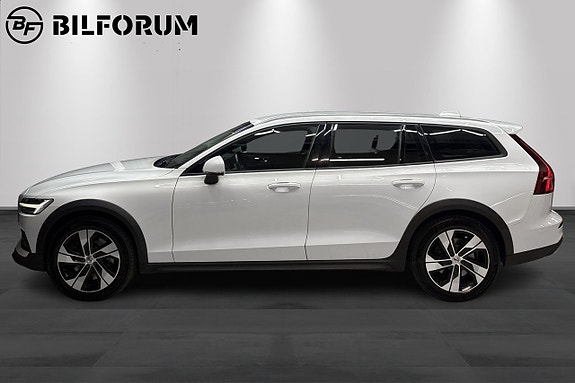 Volvo V60 Cross Country 2 of 15