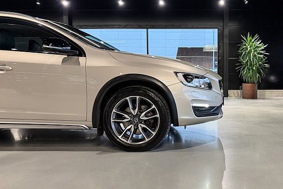 Volvo V60 Cross Country 3 of 10