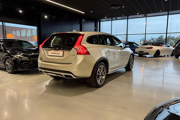 Volvo V60 Cross Country 2 of 10