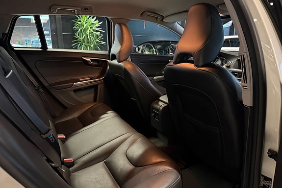 Volvo V60 Cross Country 7 of 10