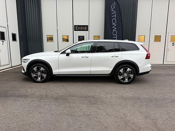 Volvo V60 Cross Country 7 of 26