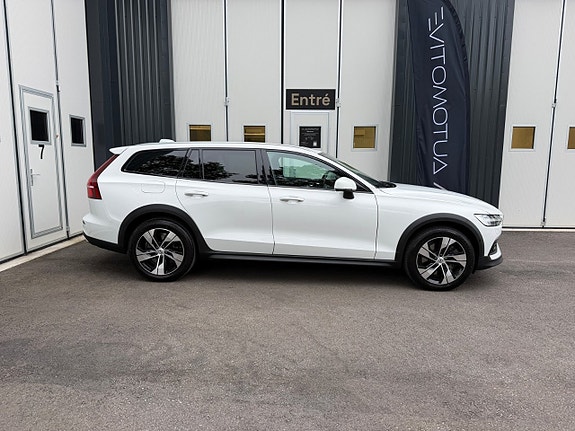 Volvo V60 Cross Country 2 of 26