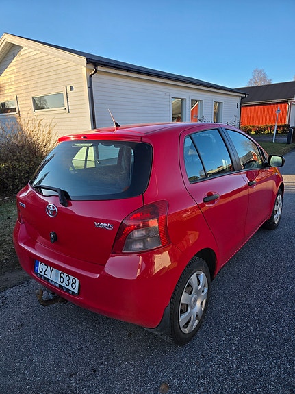 Toyota Yaris 3 of 6