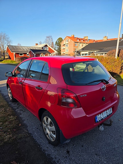 Toyota Yaris 4 of 6