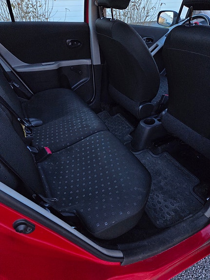 Toyota Yaris 5 of 6