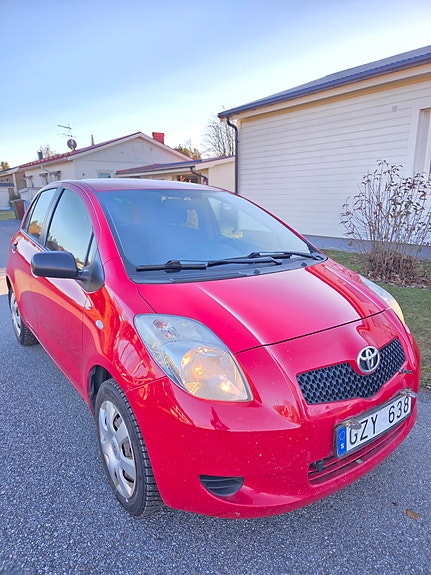 Toyota Yaris 2 of 6