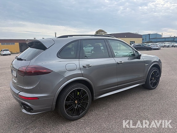 Porsche Cayenne S 3 of 6