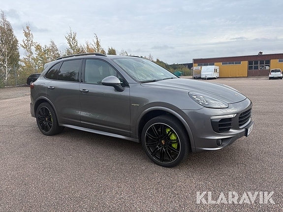 Porsche Cayenne S 2 of 6