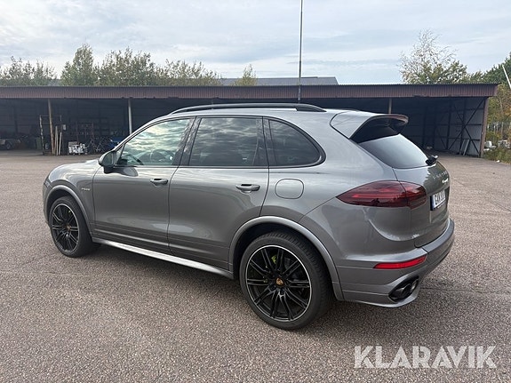 Porsche Cayenne S 4 of 6