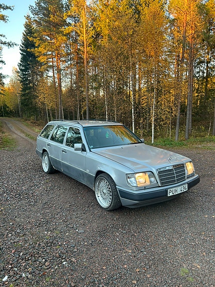 Mercedes-Benz 220 TE 2 of 8