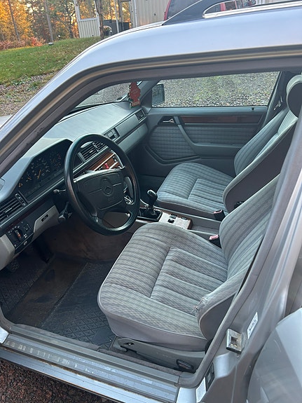 Mercedes-Benz 220 TE 6 of 8