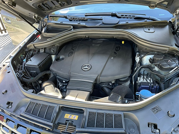 Mercedes-Benz ML 350 3 of 4