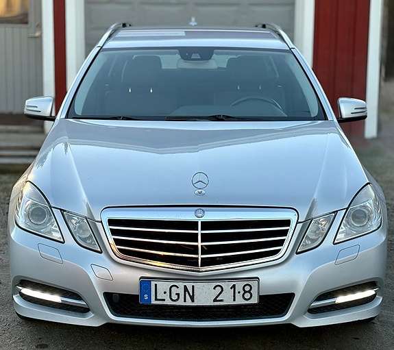 Mercedes-Benz E 250 2 of 26