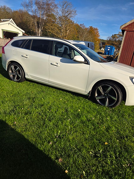 Volvo V60 2 of 5