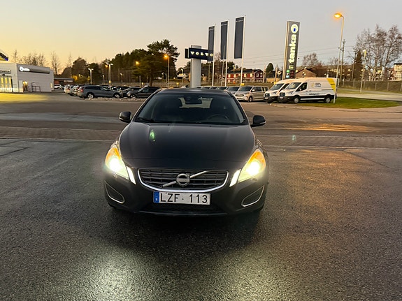Volvo V60 2 of 8