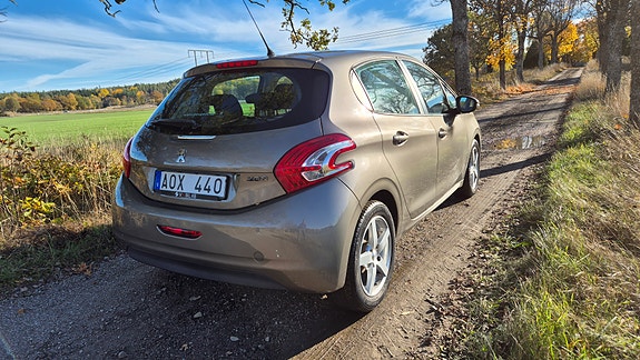 Peugeot 208 2 of 4