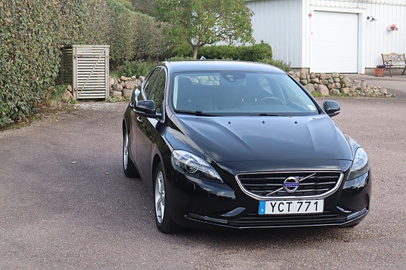 Volvo V40 2 of 9