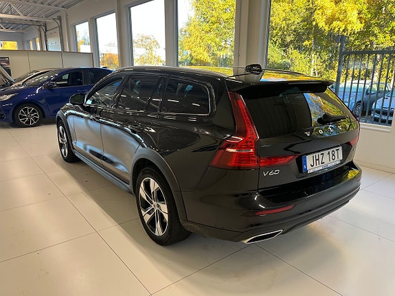 Volvo V60 Cross Country 4 of 5
