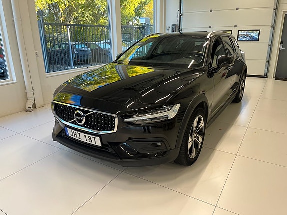 Volvo V60 Cross Country 2 of 5