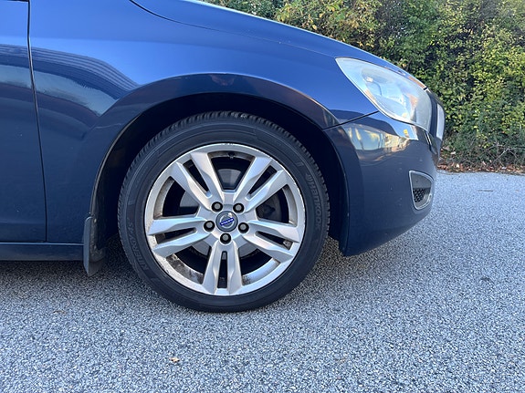 Volvo V60 2 of 5