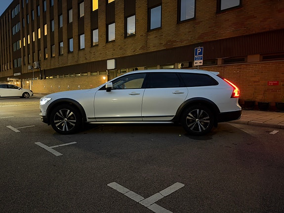 Volvo V90 Cross Country 2 of 5