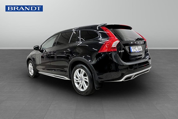 Volvo V60 Cross Country 2 of 8