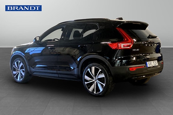 Volvo XC40 2 of 9