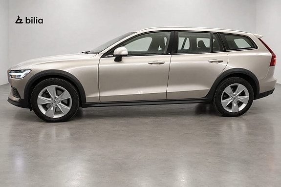 Volvo V60 Cross Country 2 of 18