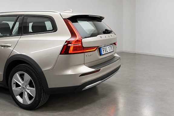 Volvo V60 Cross Country 3 of 18