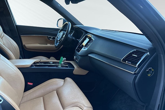 Volvo XC90 10 of 29