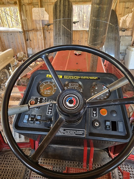 CASE IH 585 XL 17 of 23