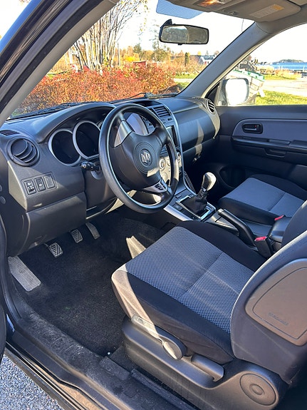 Suzuki Grand Vitara 3 of 11