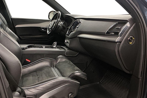 Volvo XC90 10 of 30